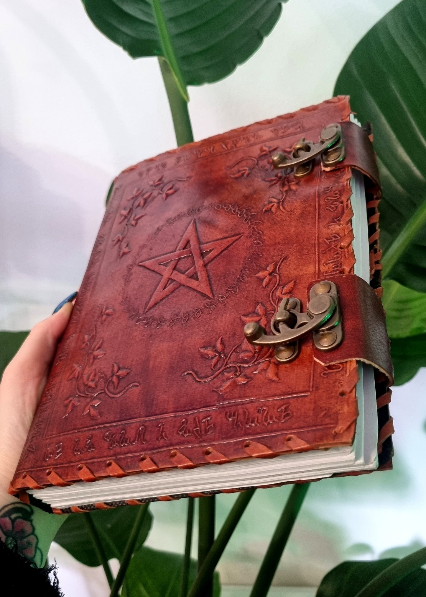 Grand Grimoire en cuir avec pentagramme