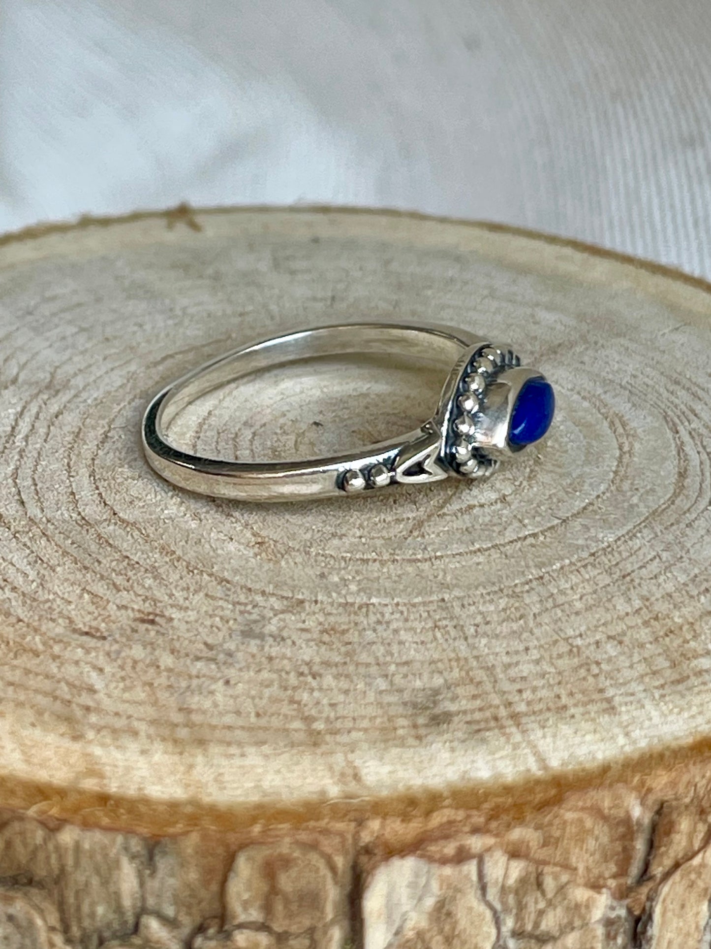Bague en pierre naturelle de Lapis Lazuli de profil en argent 925