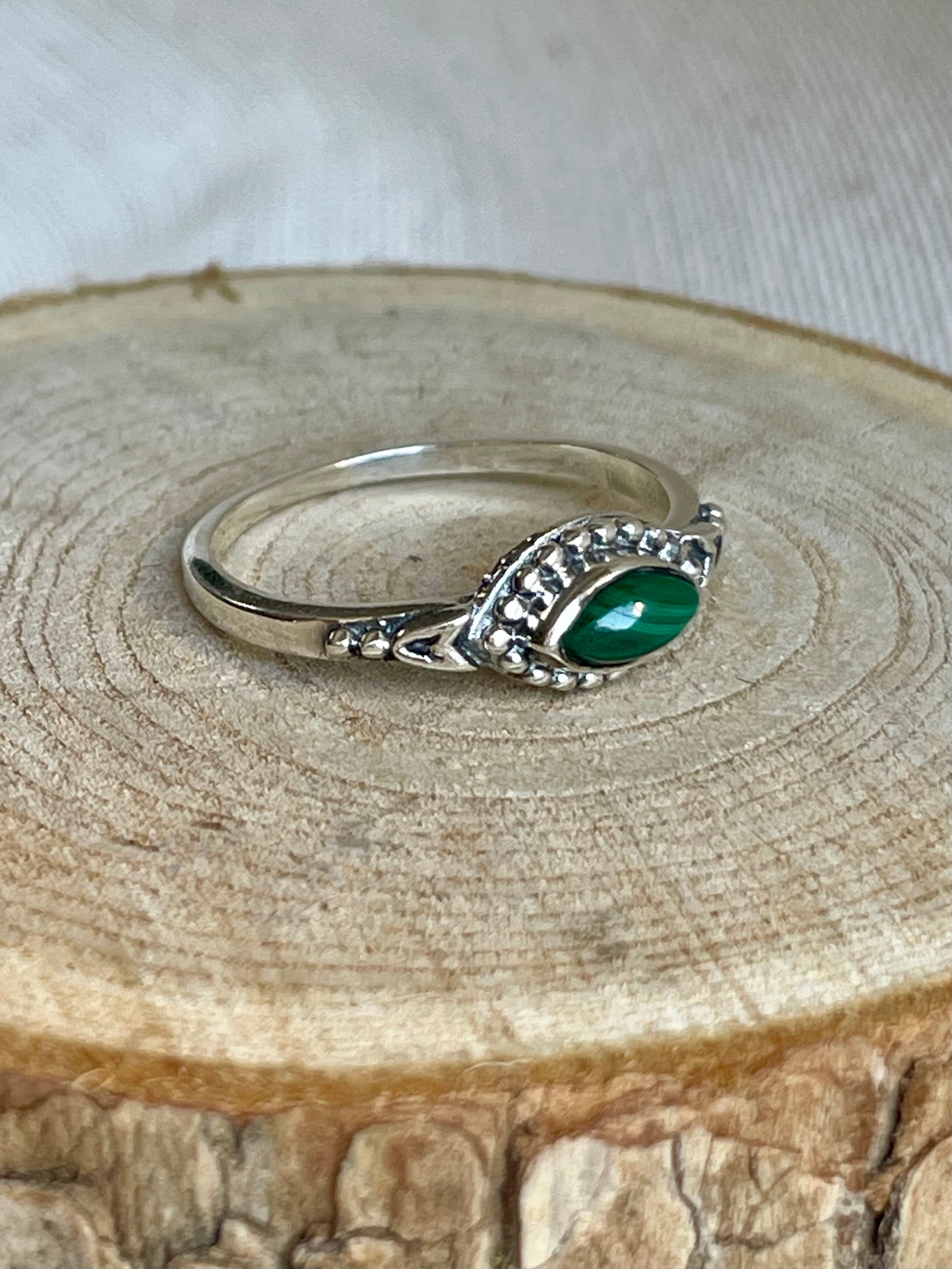 Bague en pierre naturelle de Malachite de profil en argent 925