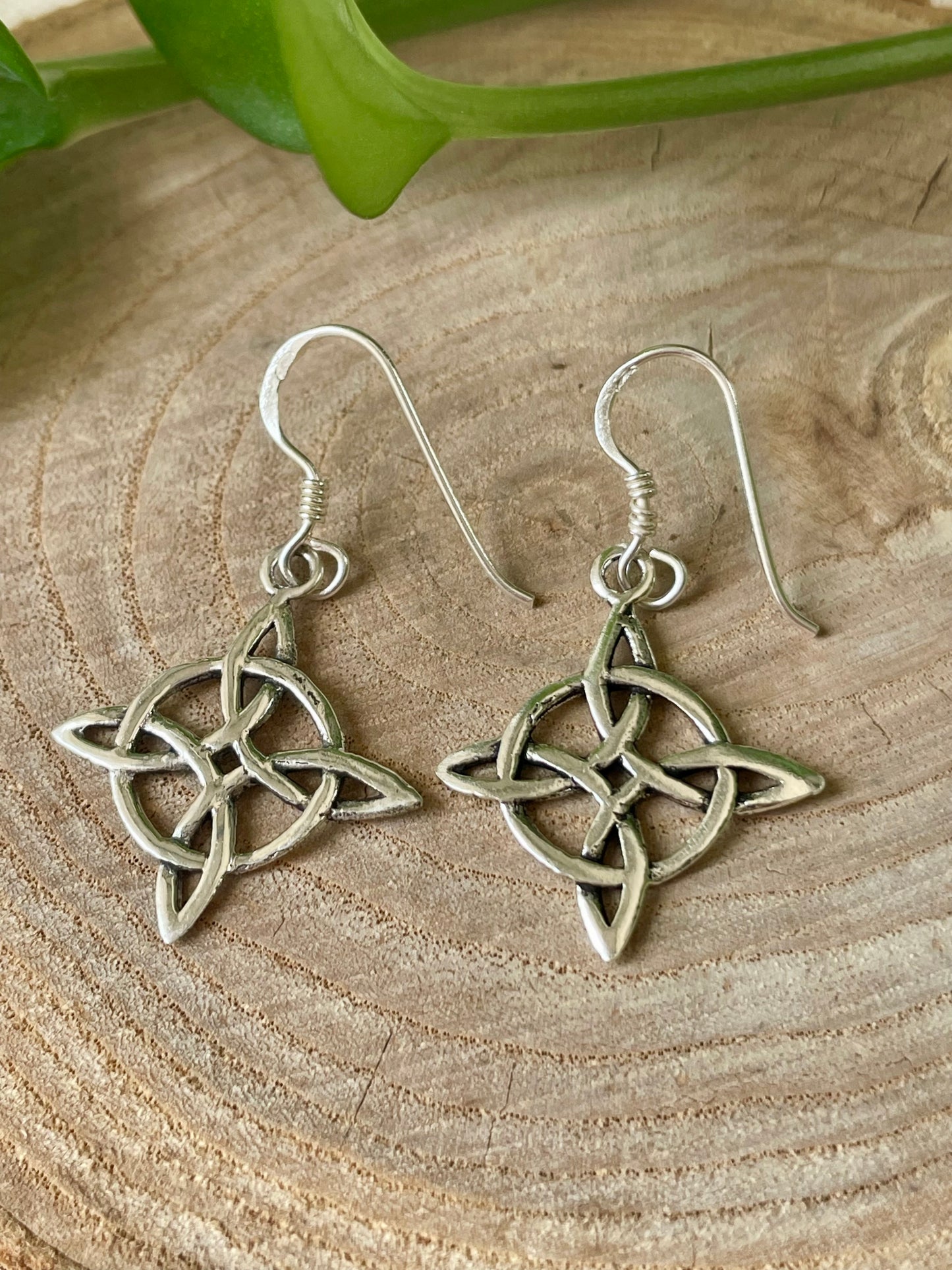 Boucles d’oreilles Nœud de sorcière argent 925 près