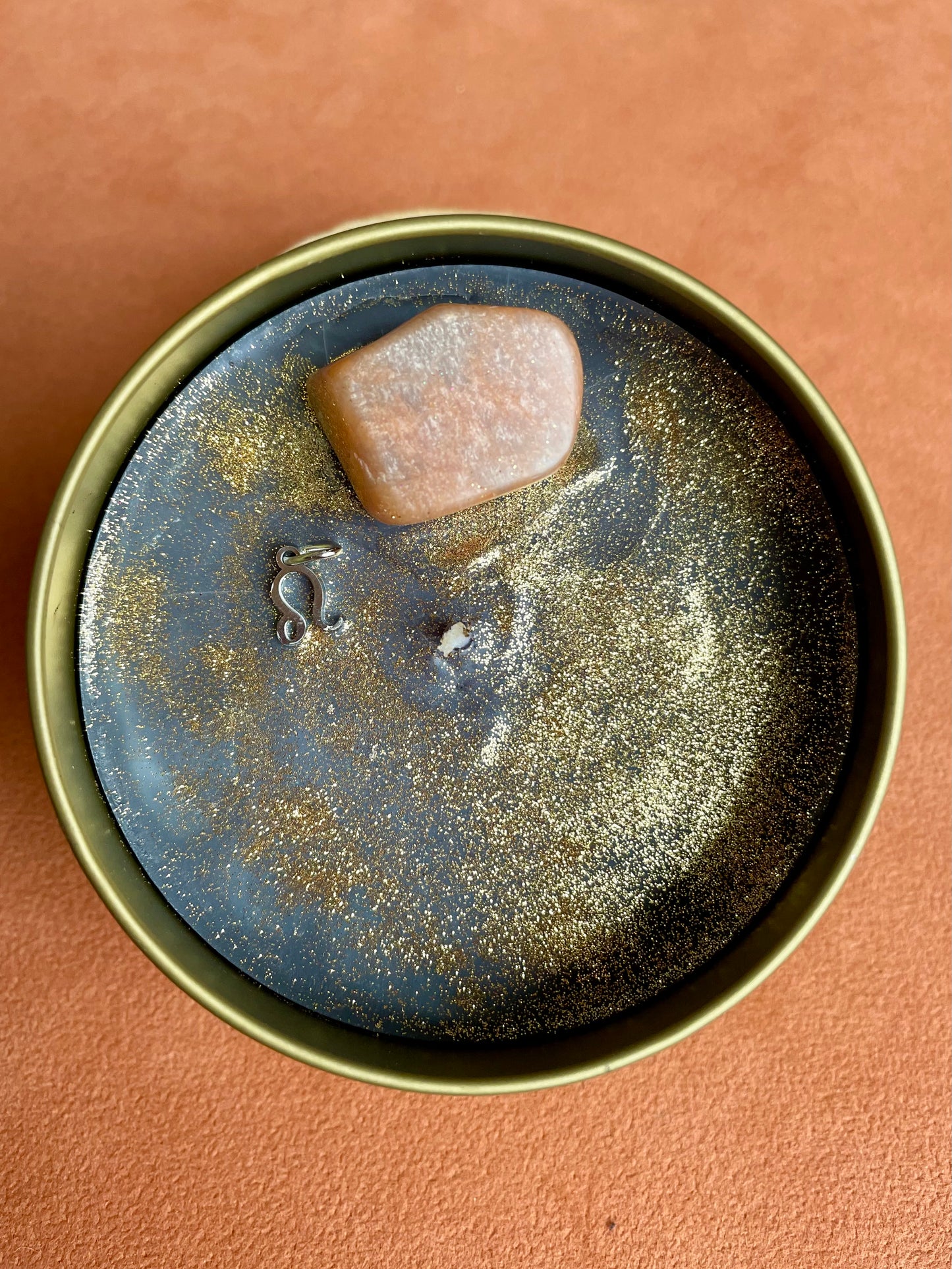 Bougie astrologique Lion pendentif et pierre de soleil