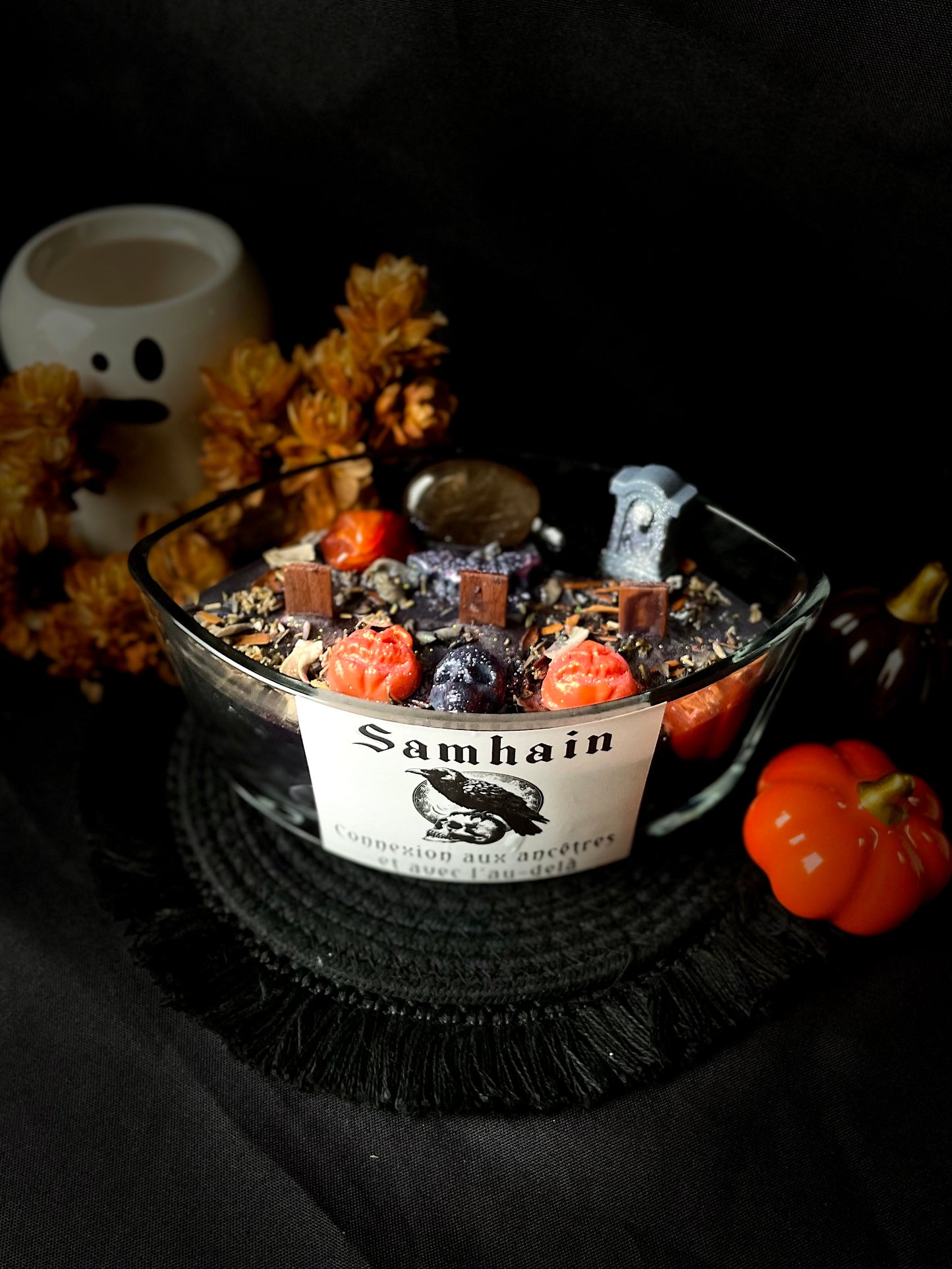 Détail de la bougie rituelle Samhain faite main - décoration et finitions artisanales