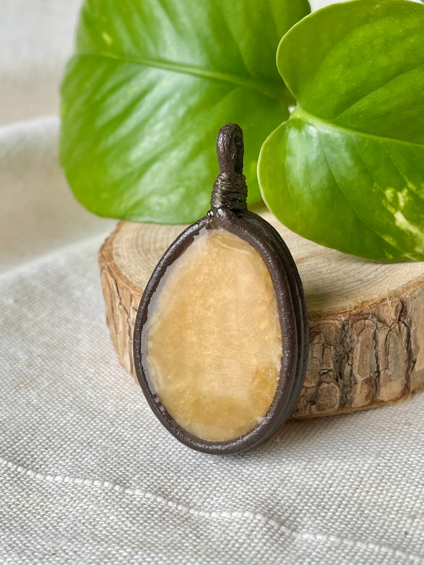 Pendentif Artisanal en Stéatite et cuir symbole Mjöllnir