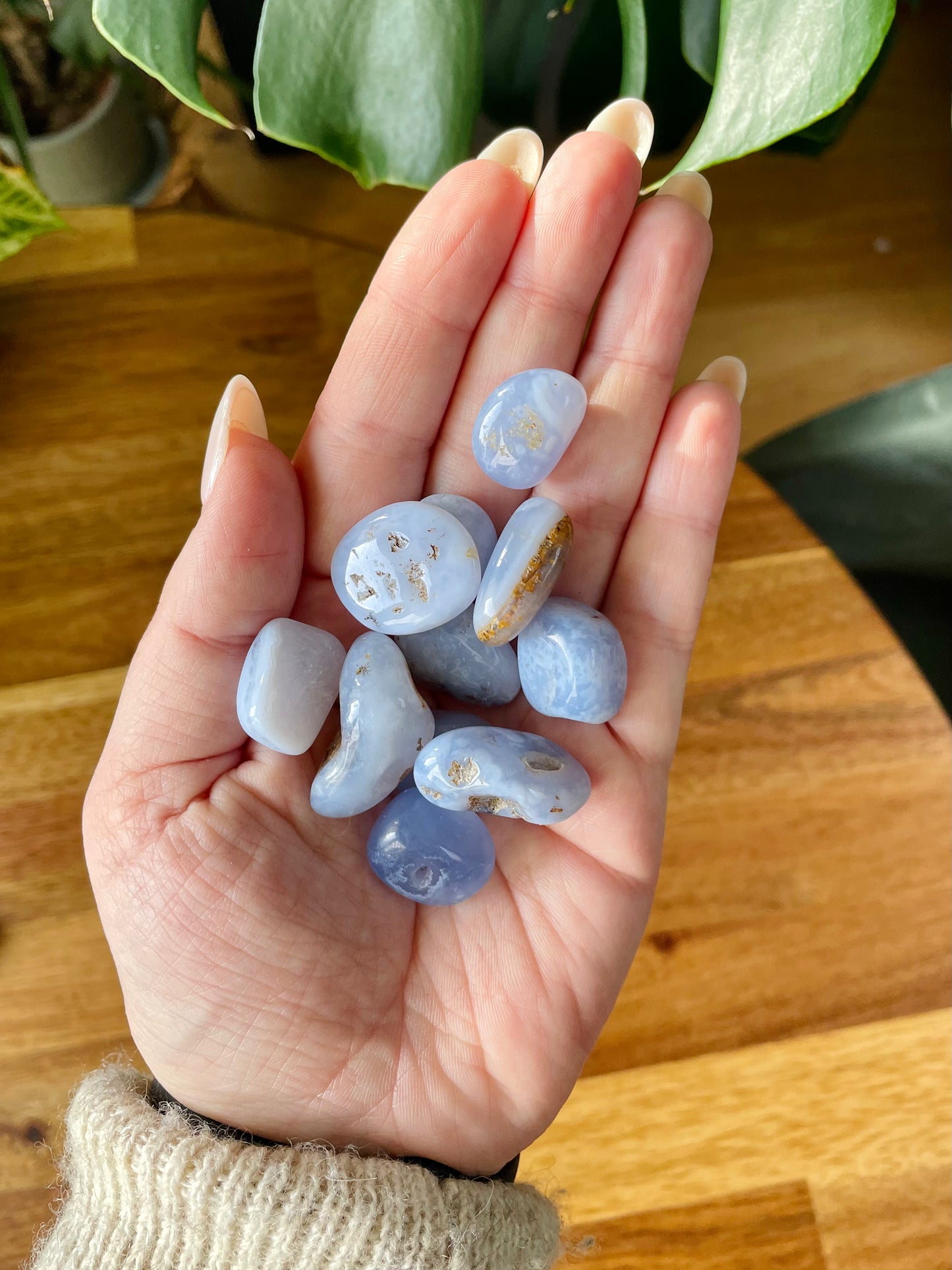 Pierre roulée d'Agate calcédoine bleue Extra