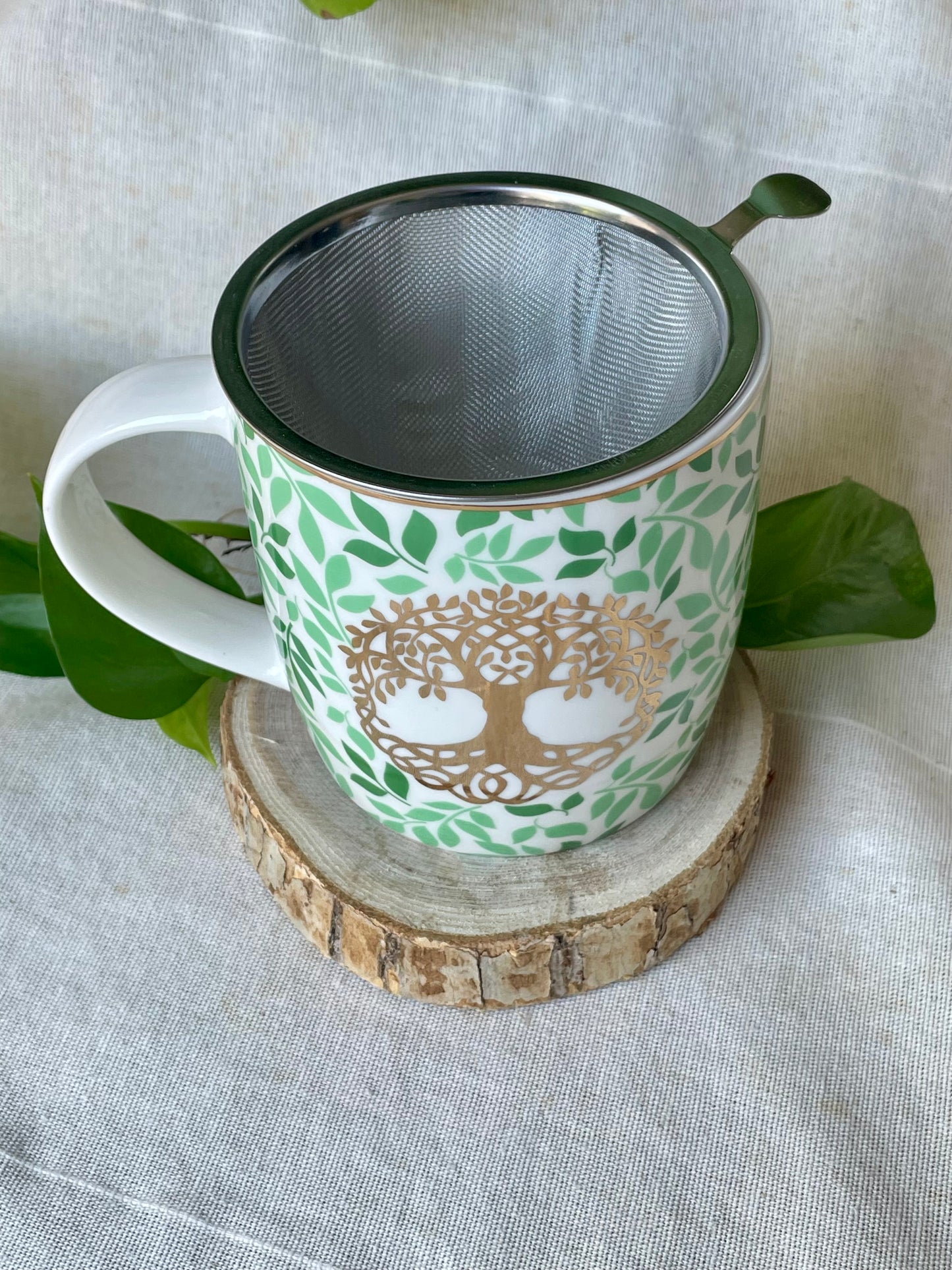 Mug avec infuseur Arbre de Vie - détail du motif gravé et infuseur intégré
