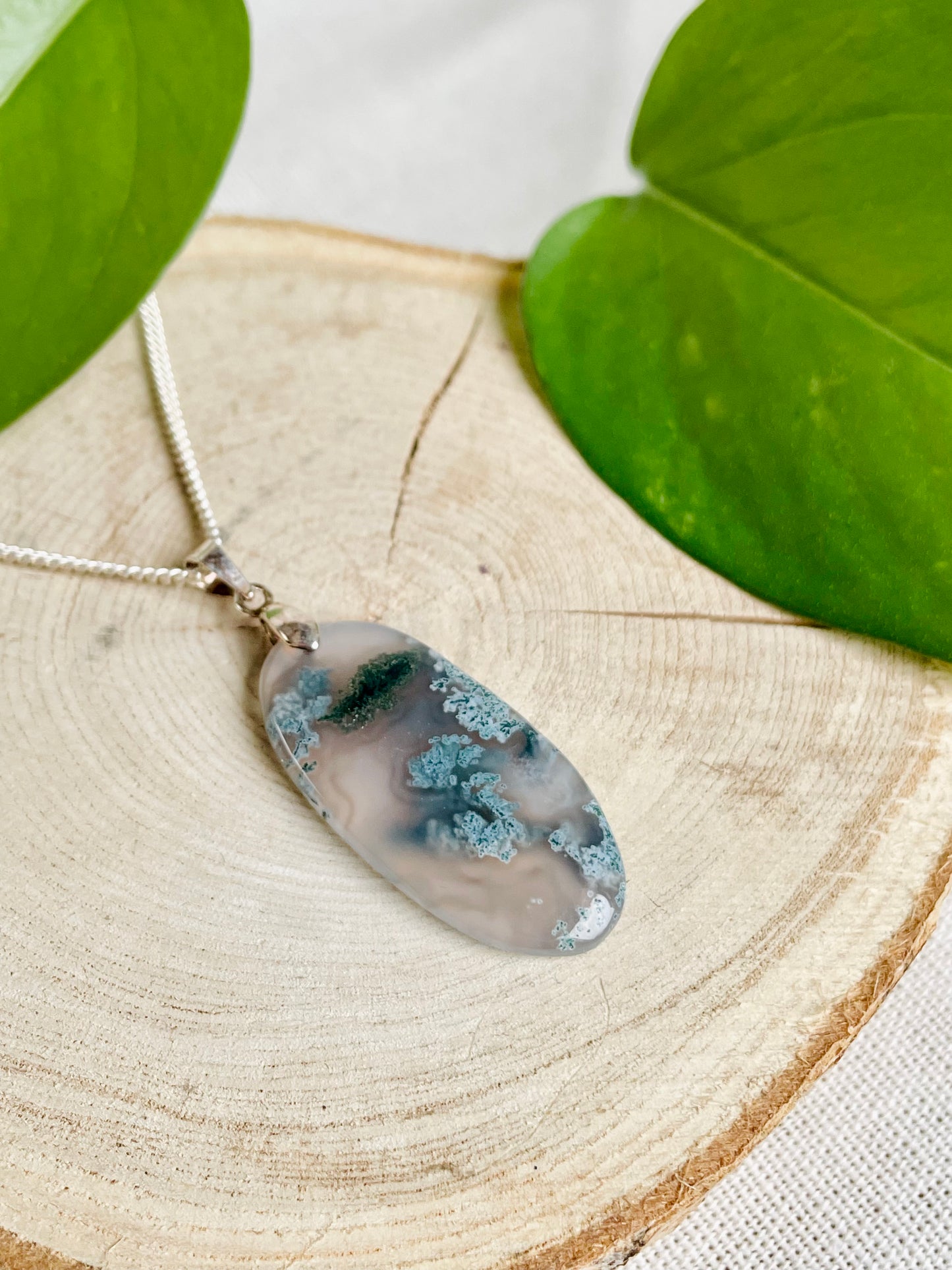 Pendentif Agate Mousse - Vue d'ensemble de la monture artisanale