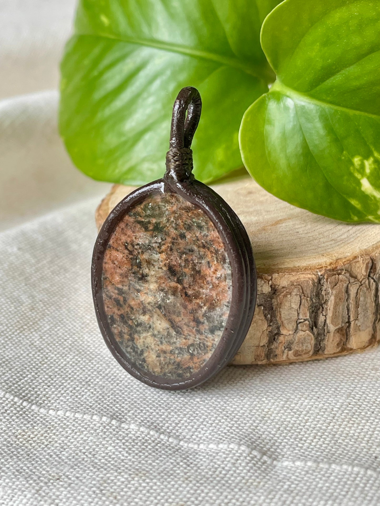 Pendentif Artisanal en Stéatite symbole Graine de l’Univers tibétaine