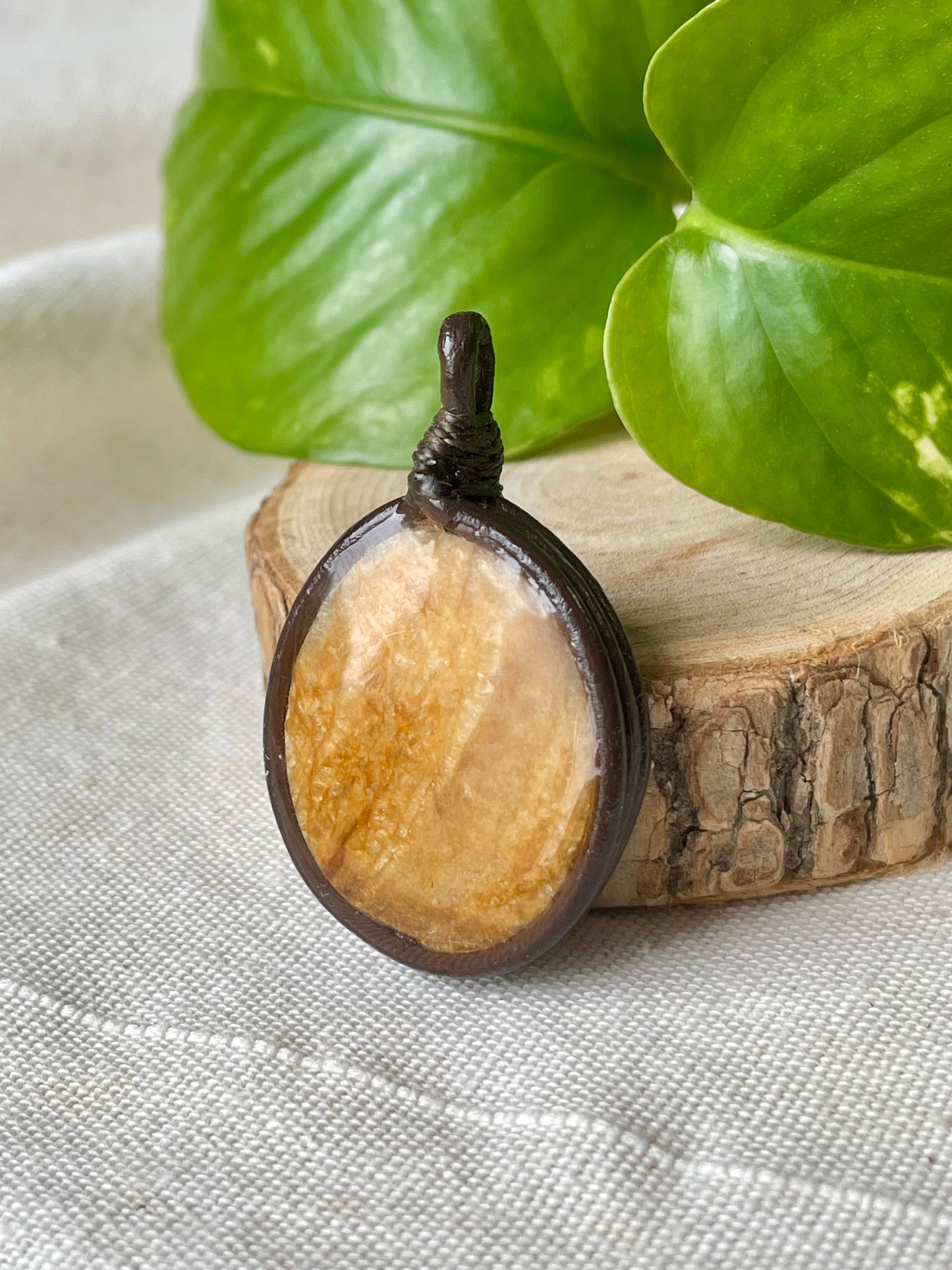 Pendentif Artisanal en Stéatite et cuir symbole Graine de vie