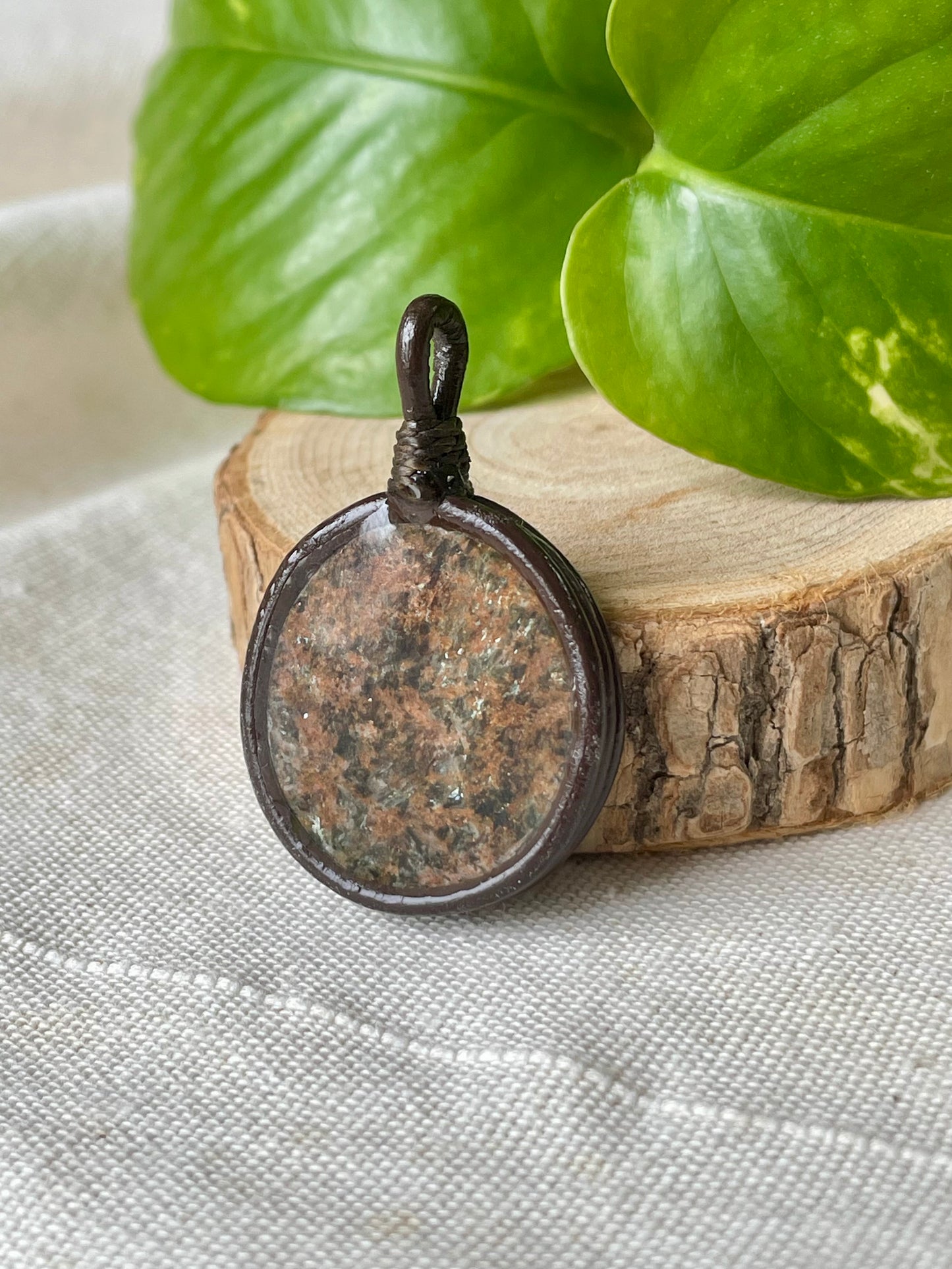 Pendentif Artisanal en Stéatite et cuir symbole Triskel