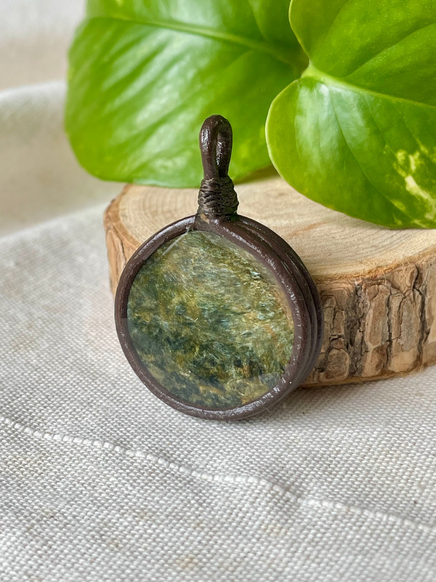 Pendentif Artisanal en Stéatite et cuir symbole Fleur de vie