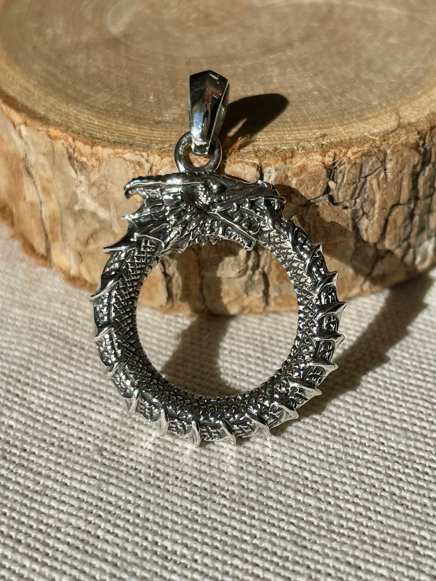 Pendentif d'un Dragon qui mange sa queue en argent 925