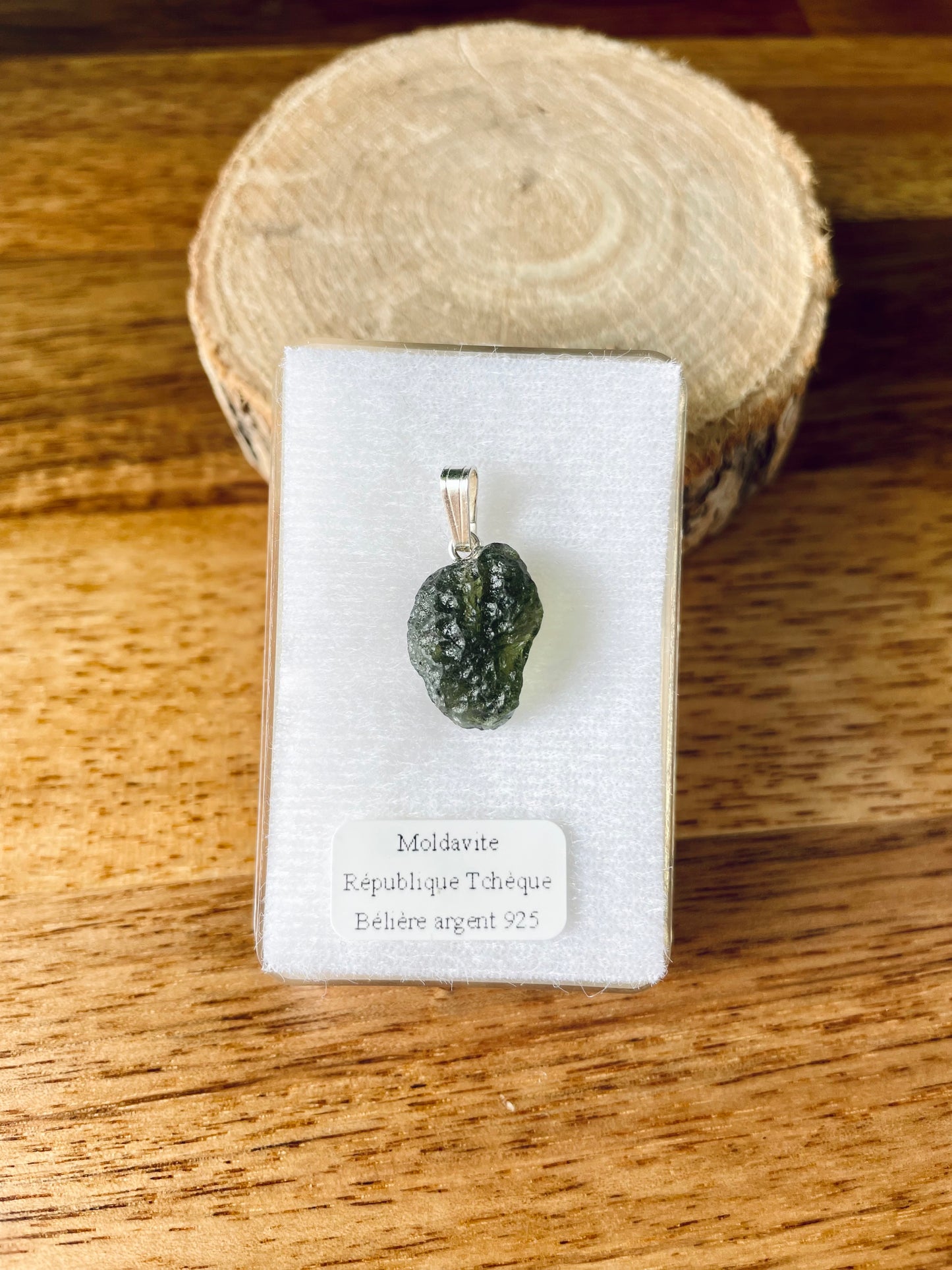 Pendentif de Moldavite de 1.7g dans sa boite