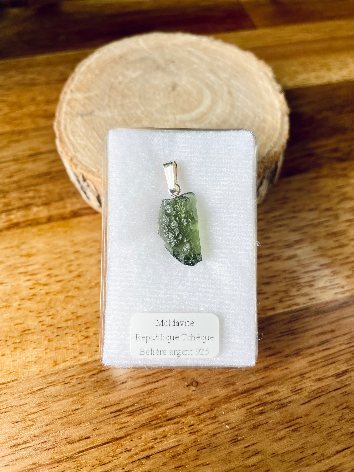 Pendentif en Moldavite (Vltavin) de 1.5g dans sa boite avec bélière en argent 925