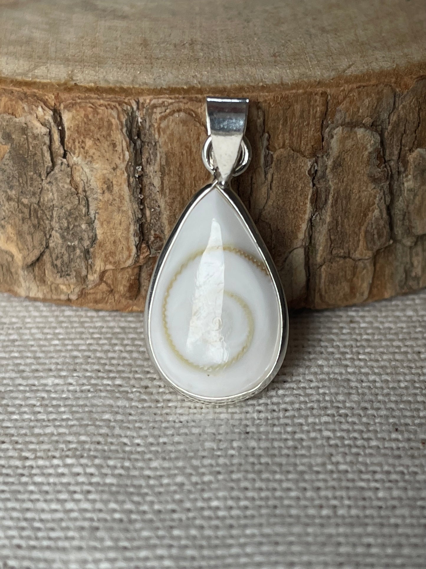 Pendentif oeil de sainte lucie en forme de goutte en argent 925