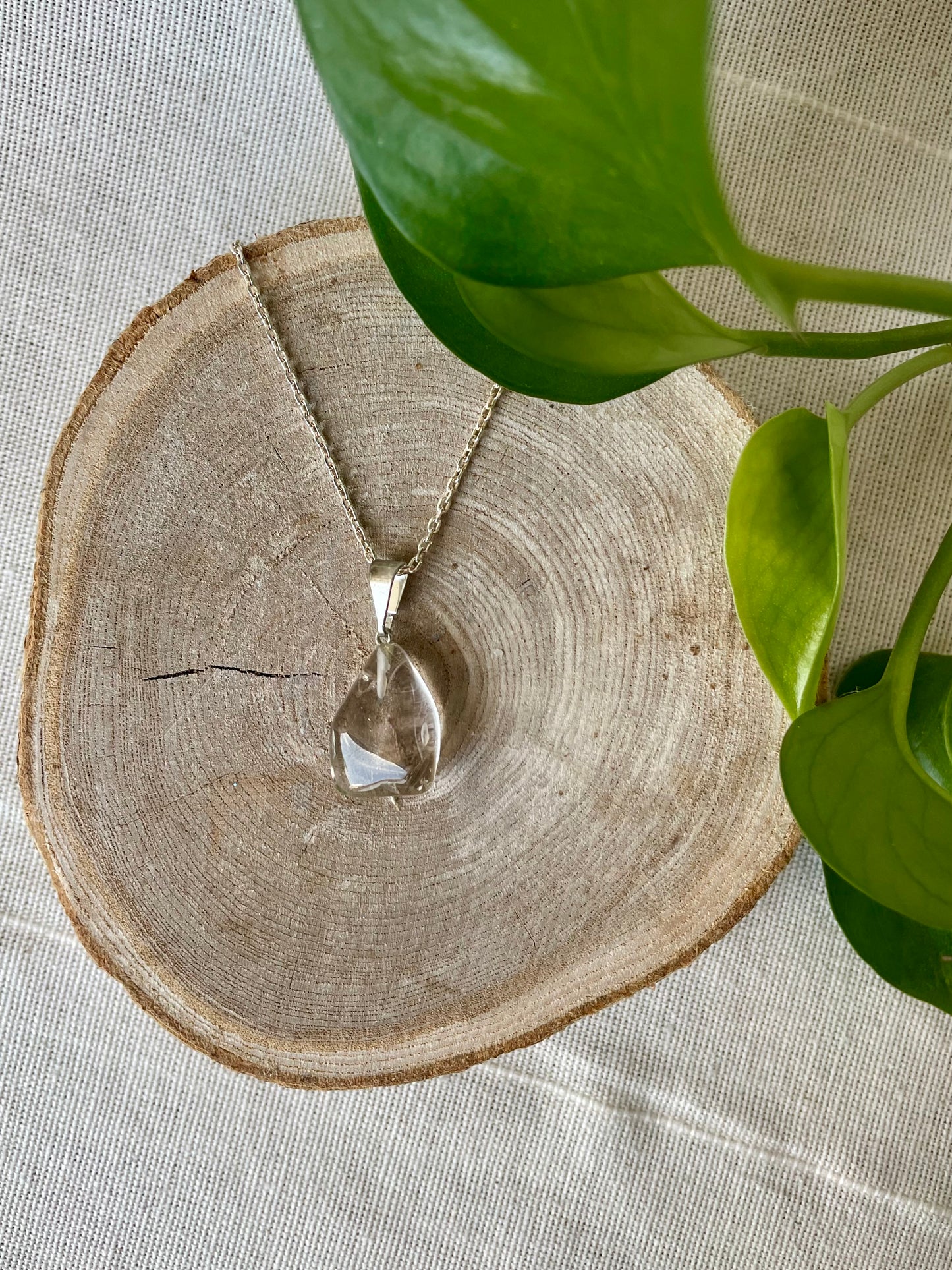 Pendentif quartz fumé vue détaillée pierre semi-précieuse