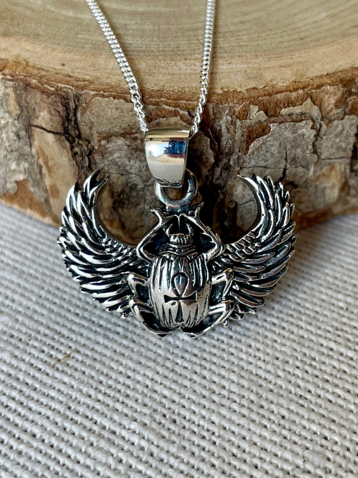 Pendentif d'un scarabée ailé le Khepri et croix d'Ankh sur le dos en Argent 925