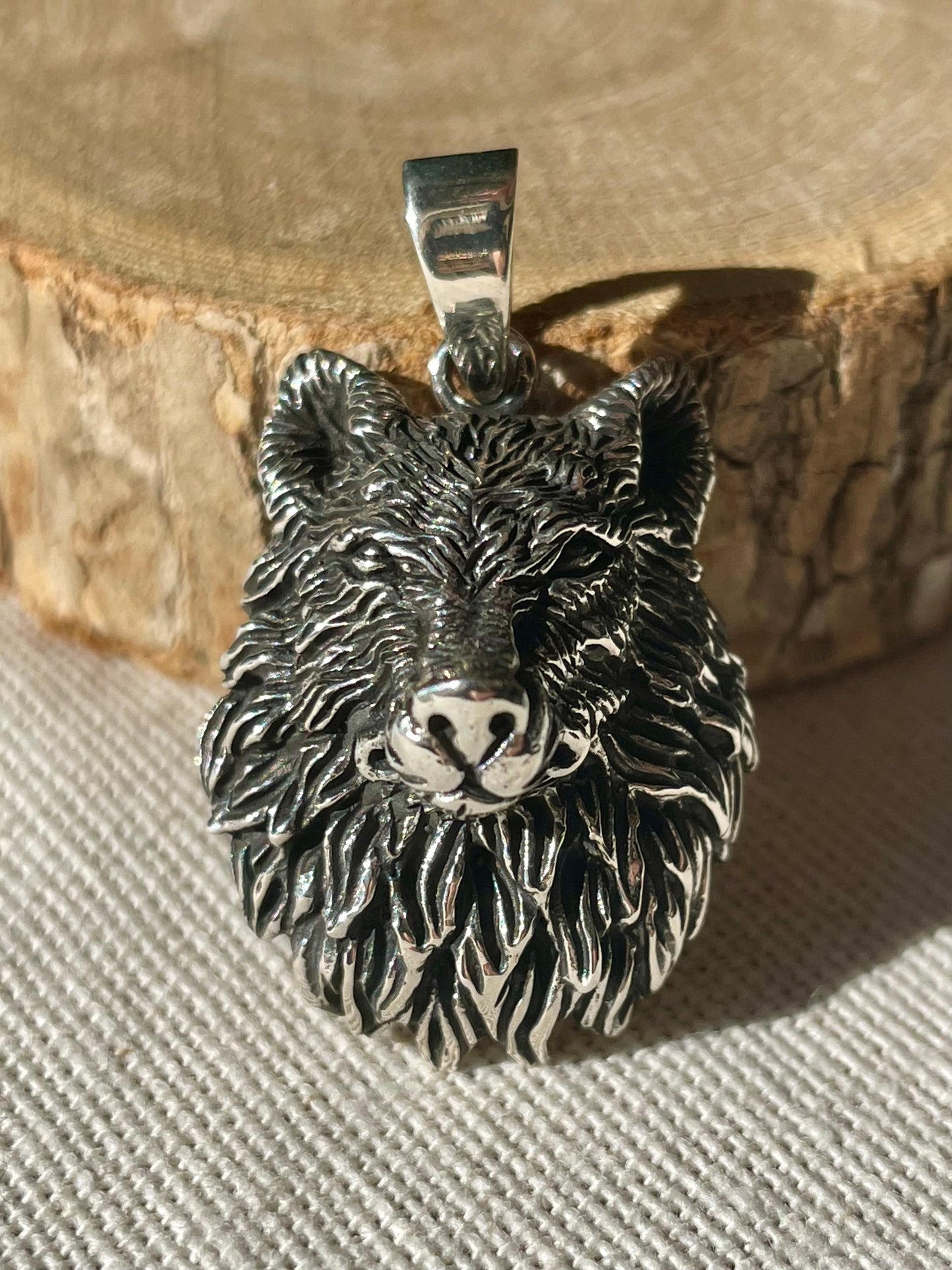 Pendentif d'une Tête de Loup de face en Argent 925