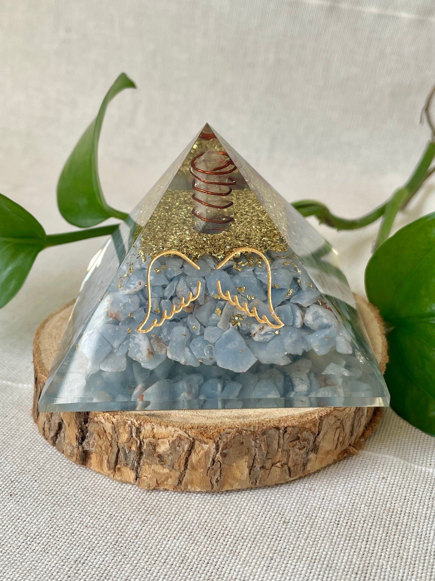 Pyramide Orgonite Angélite derrière