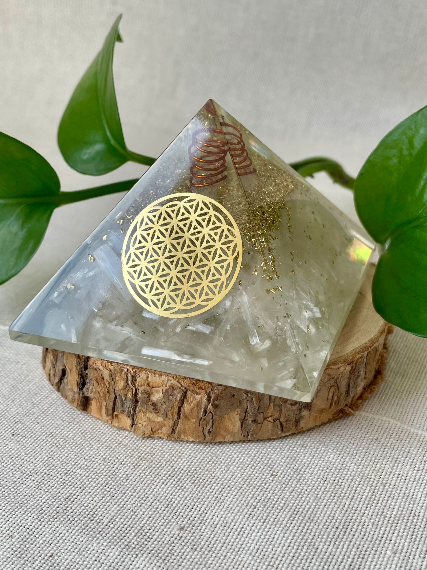 Pyramide orgonite selenite fleur de vie coté