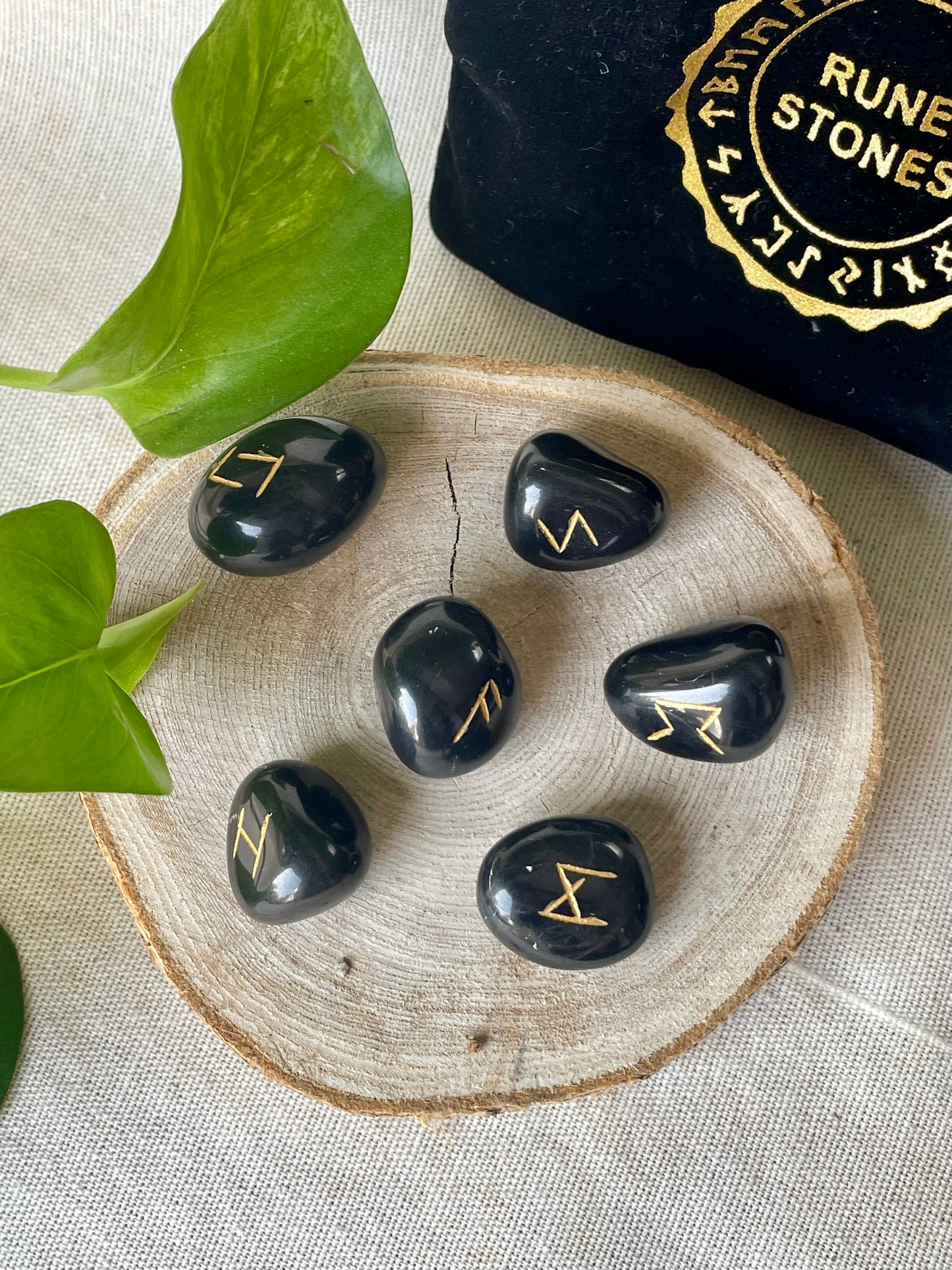 Runes agate noire détail symboles nordiques Futhark avec sac velours noir