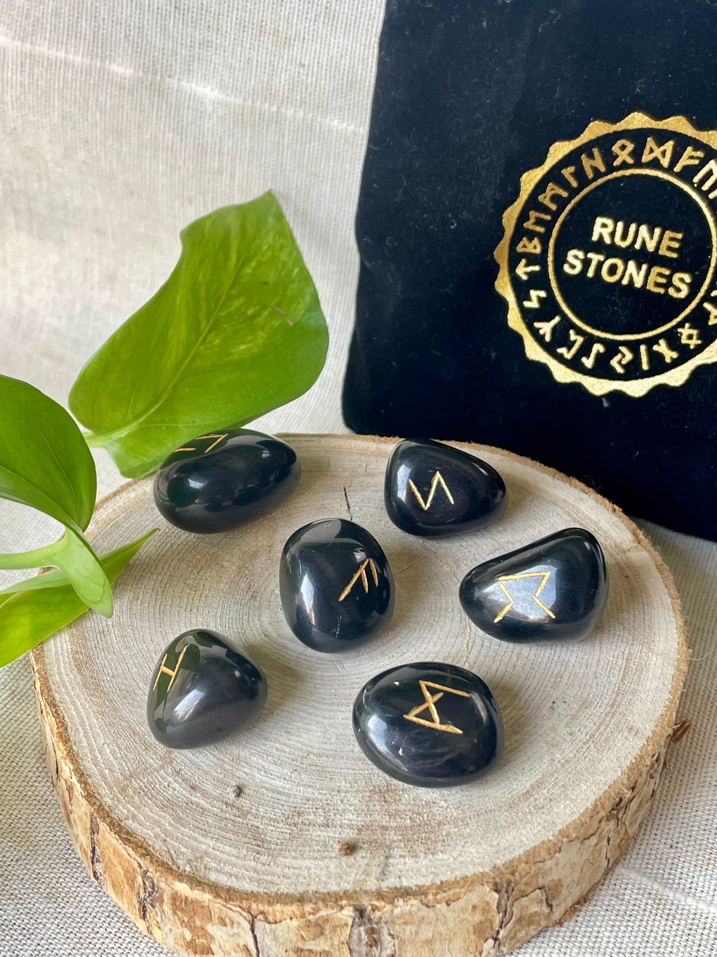 Set complet de runes en agate noire avec symboles Futhark gravés pour divination