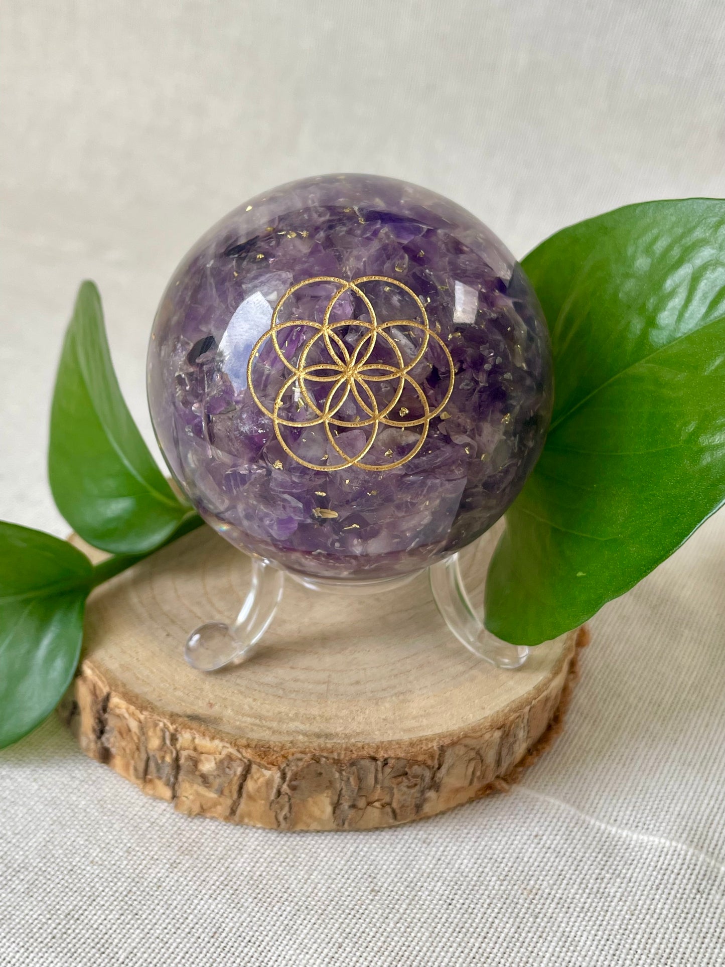 Sphère Orgonite Améthyste derrière