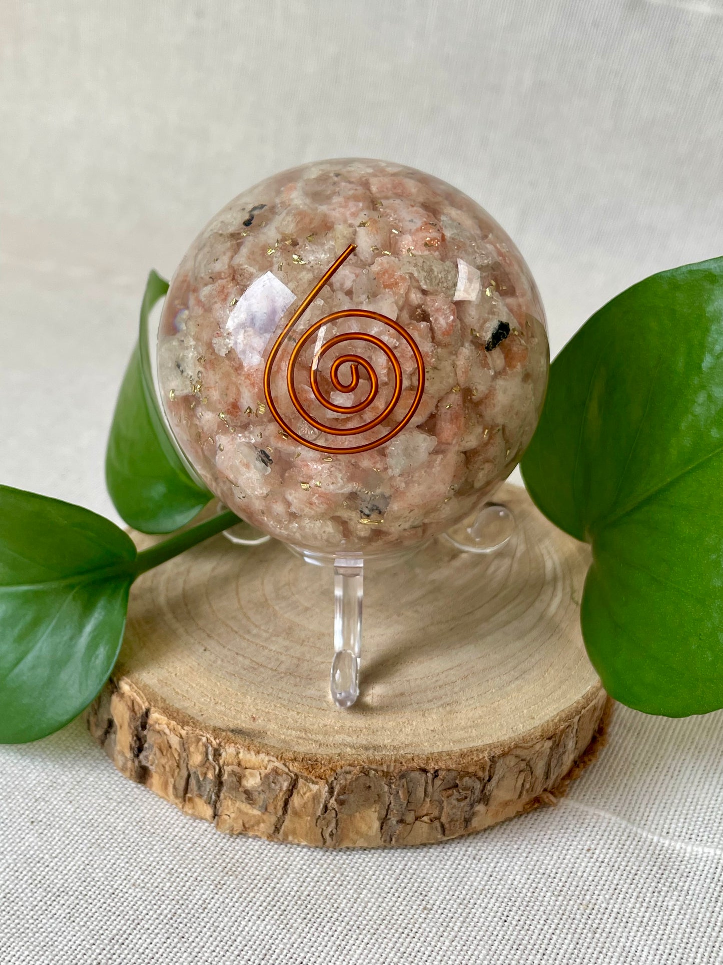 Sphère Orgonite Pierre de Soleil derrière