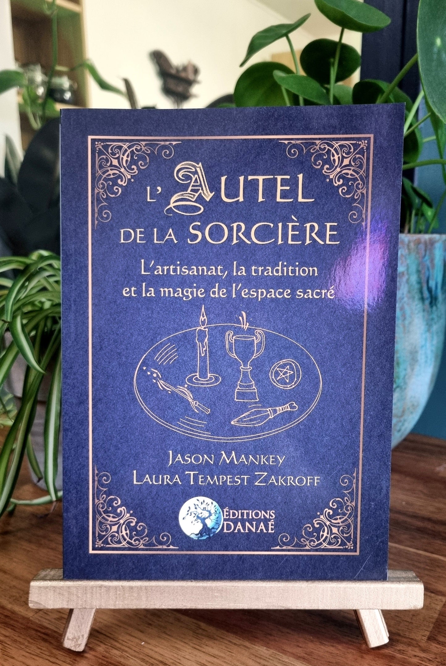 L'Autel de la Sorcière, L'artisanat, la tradition et la magie de l'espace sacré - Laura Tempest Zakroff
