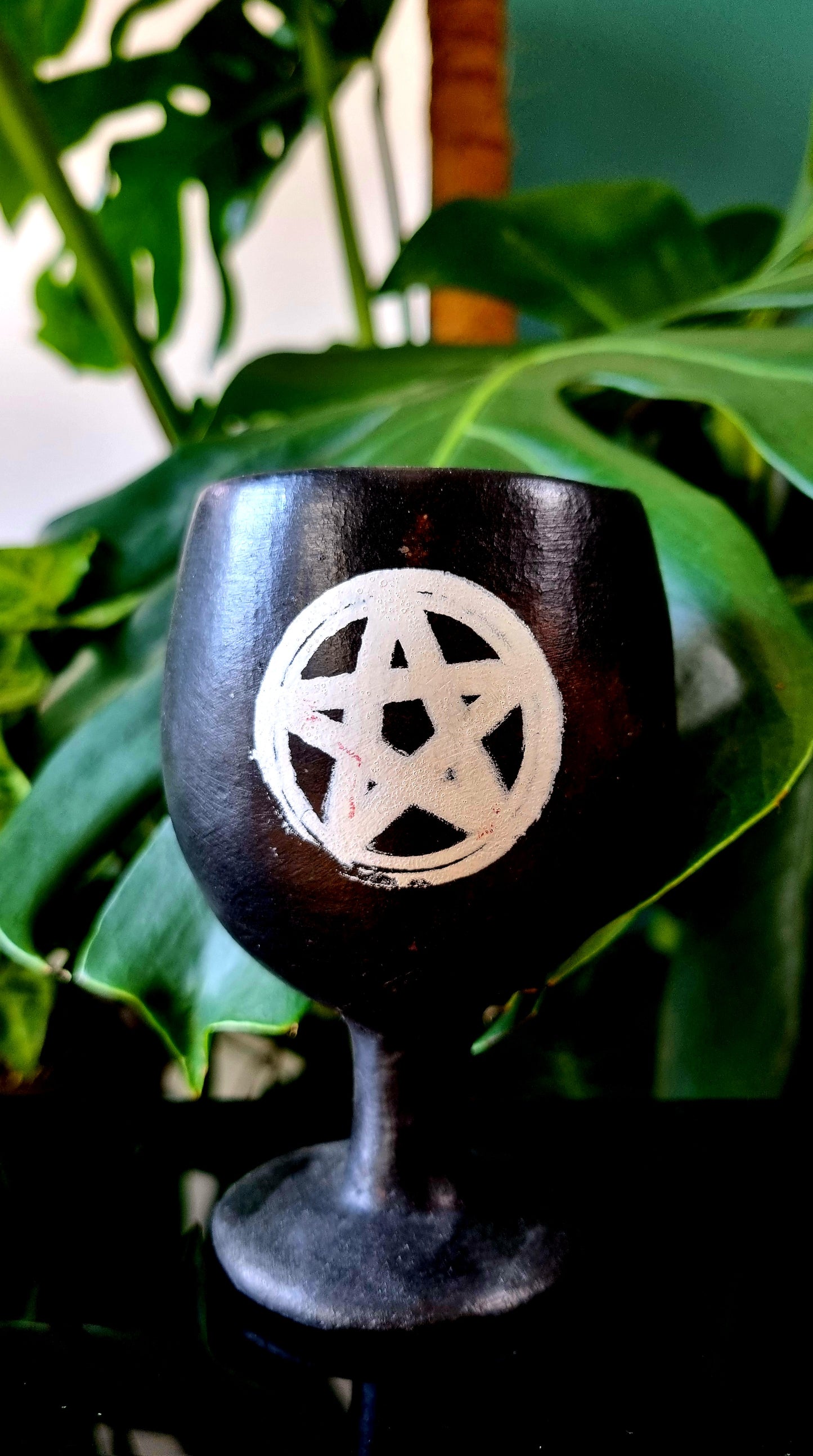 Calice en céramique avec pentacle