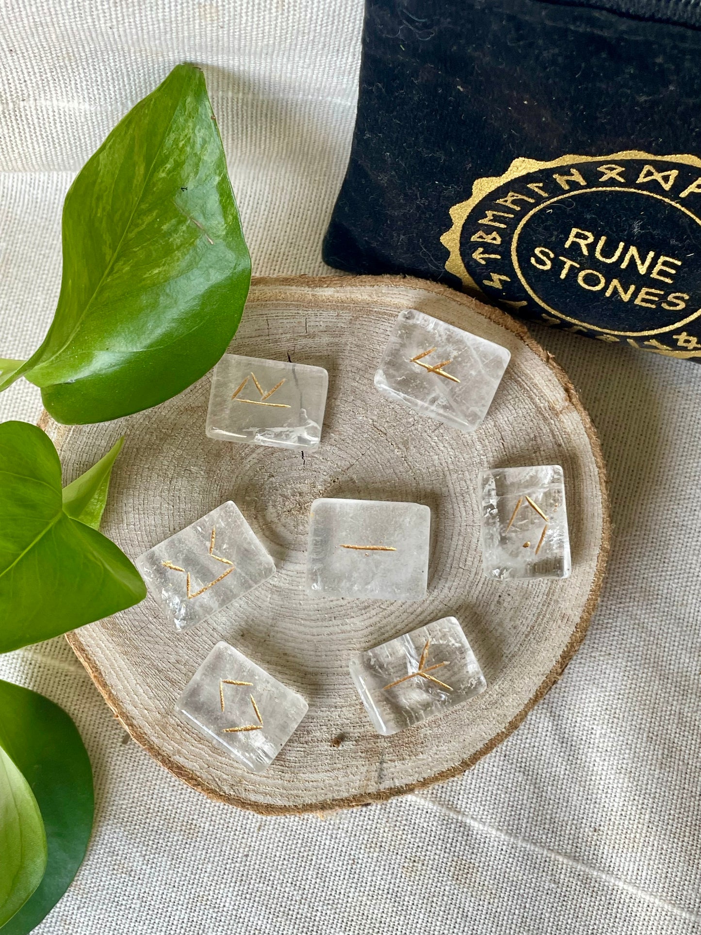 Runes gravées en cristal de roche pour divination