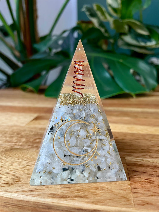 Pyramide Orgonite haute - Pierre de Lune - Lune et spirale