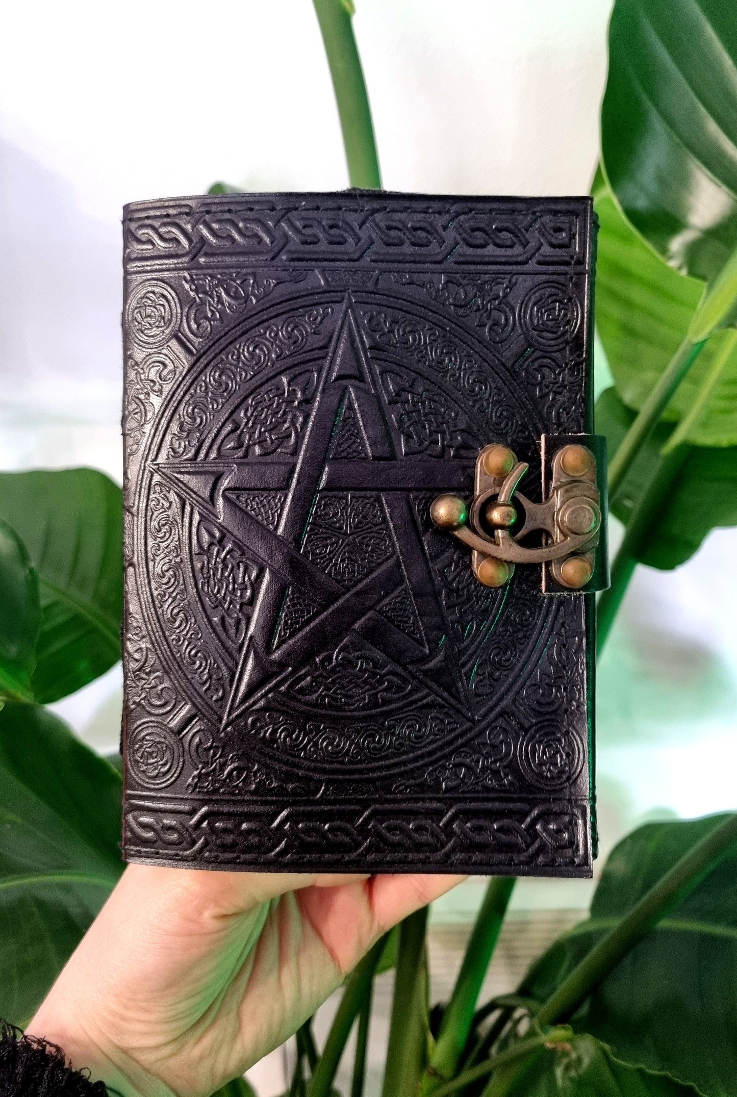 Petit Grimoire en cuir avec pentagramme