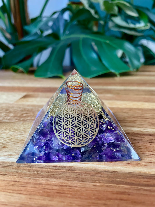 Pyramide Orgonite - Améthyste - Fleur de vie