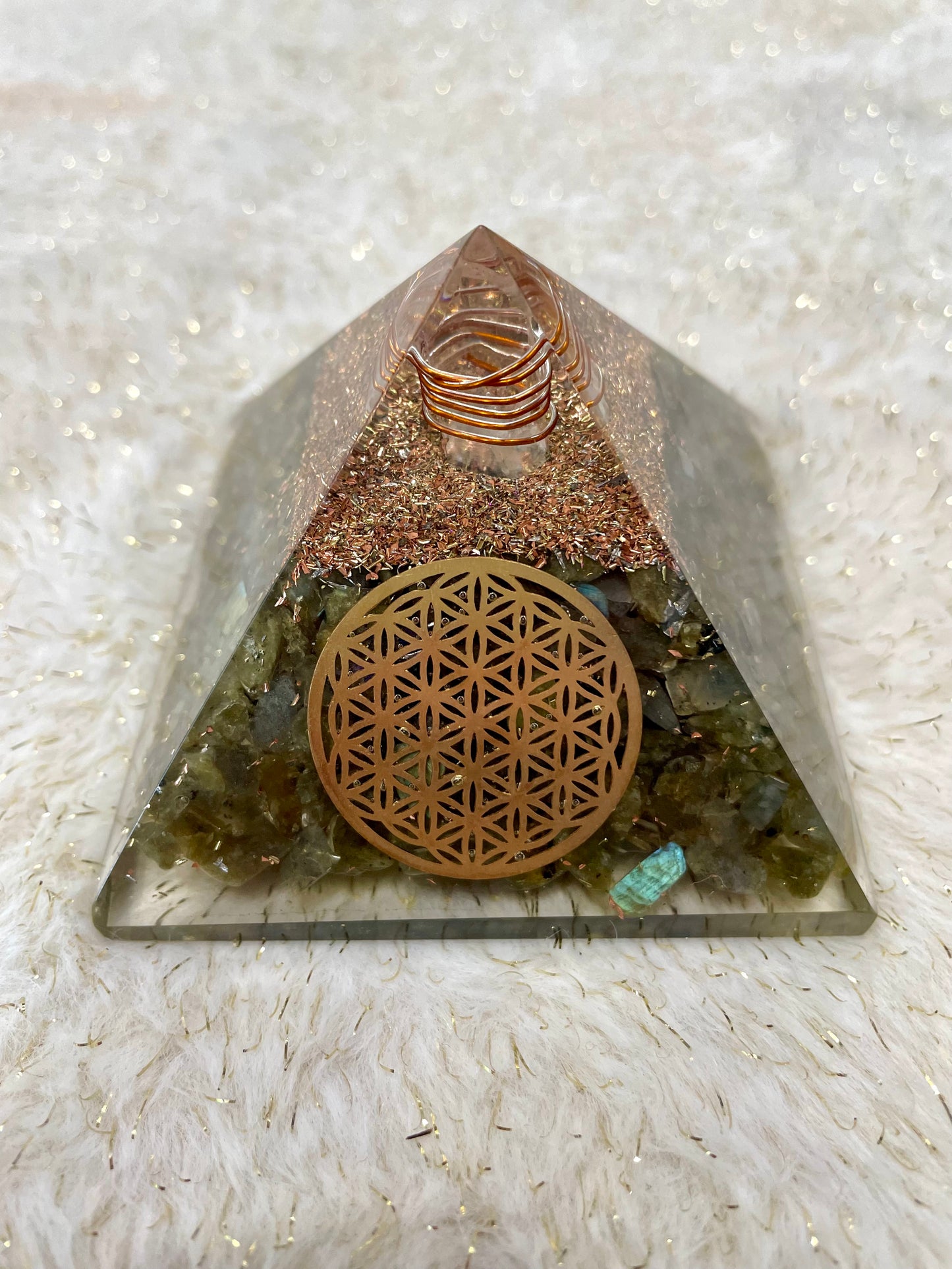 Pyramide Orgonite Labradorite Fleur de vie