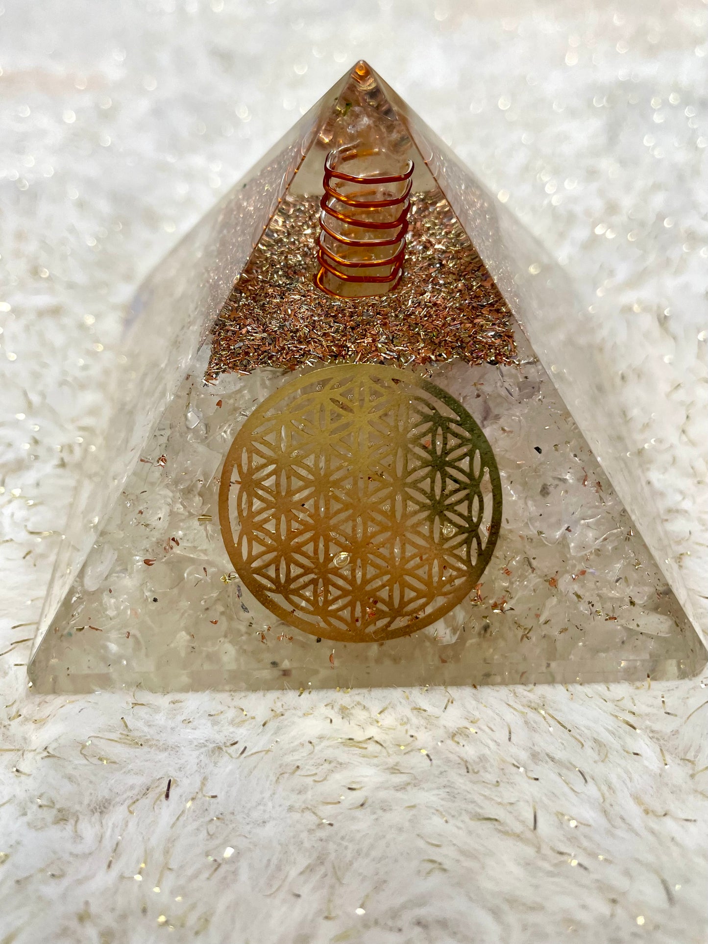 Pyramide Orgonite Cristal de roche Fleur de vie