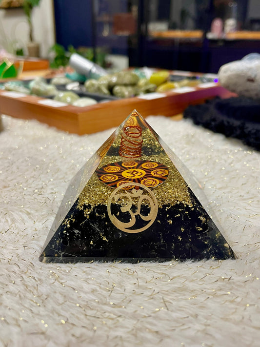 Pyramide Orgonite Tourmaline noire Om