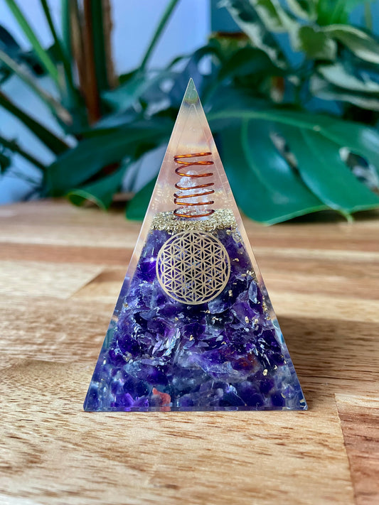 Pyramide Orgonite haute - Améthyste - Fleur de vie