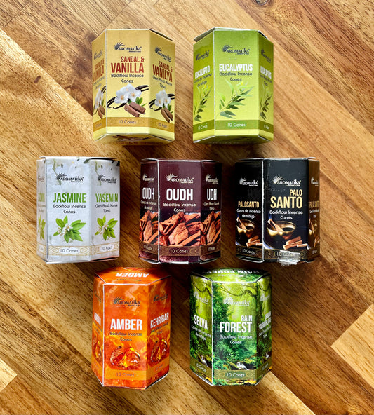 Les Cônes d'Encens Aromatika sont fabriqués avec des herbes naturelles, des huiles et des résines. Ces cônes sont conçus de telle sorte que la fumée tombe en cascade pour&nbsp;un effet hypnotique et parfumer votre maison durablement.&nbsp;
