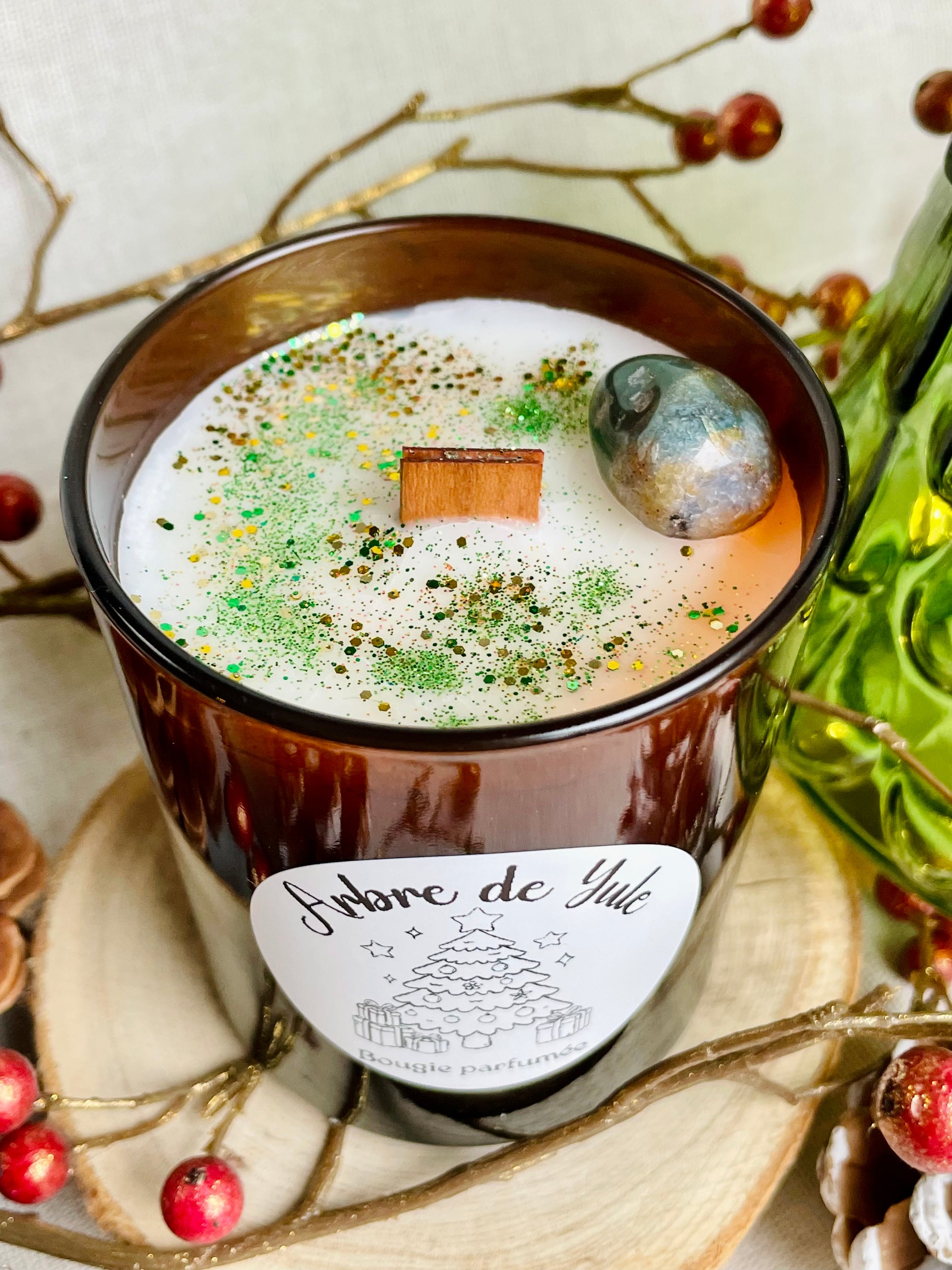 Bougie Arbre de Yule allumée pour célébration de la roue de l'année