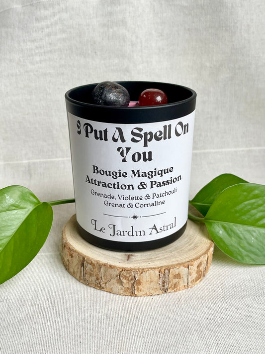 Bougie Artisanale i put a spell on you attraction et desir charnel grenade violette patchouli grenat cornaline face