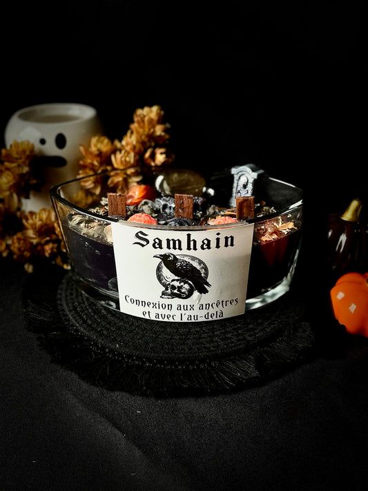 Bougie artisanale Samhain décorée pour le Nouvel An des Sorcières - vue principale avec symboles magiques
