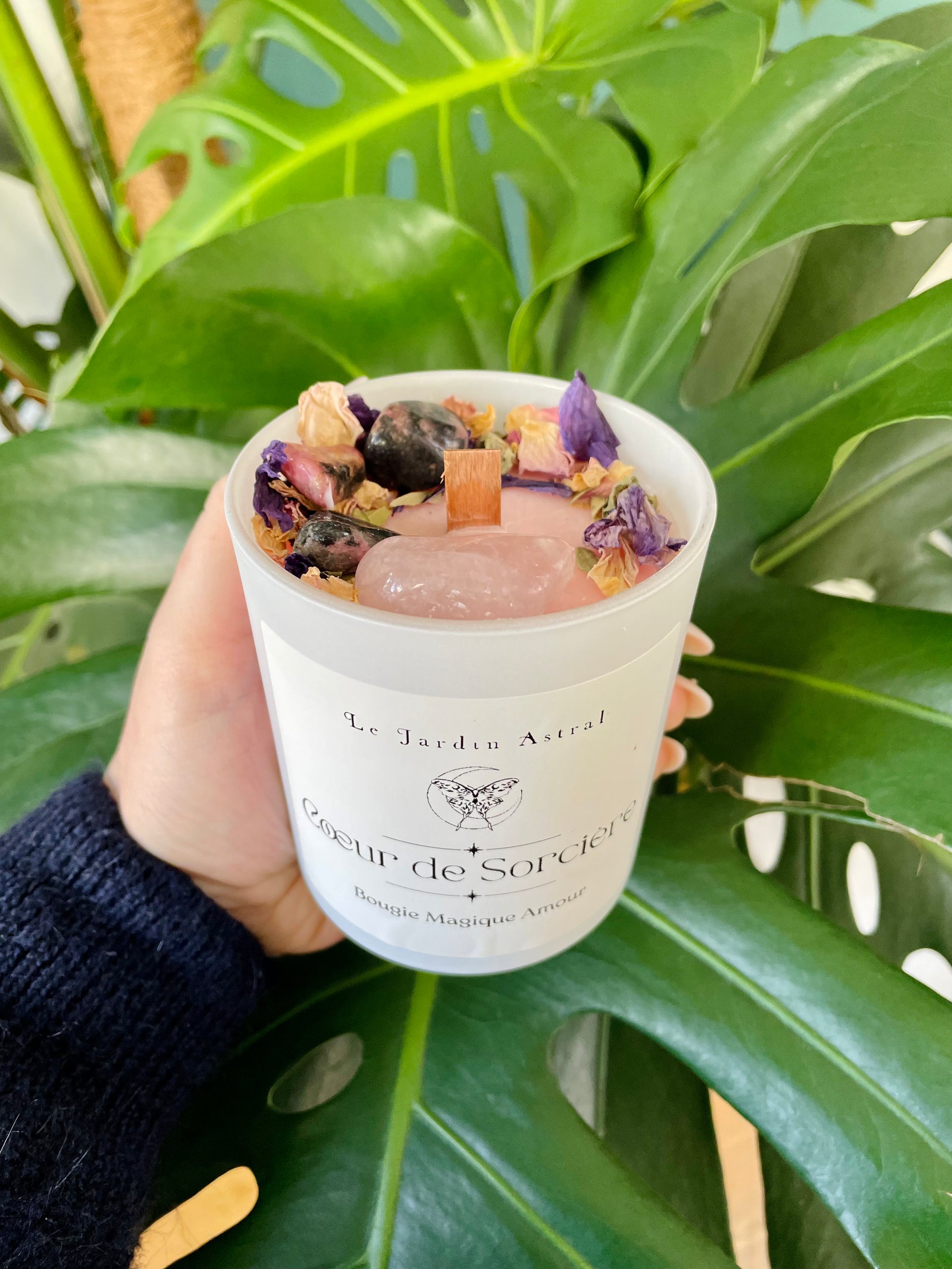 Cette bougie a été formulée en accord avec les correspondances associées à l’amour et la beauté