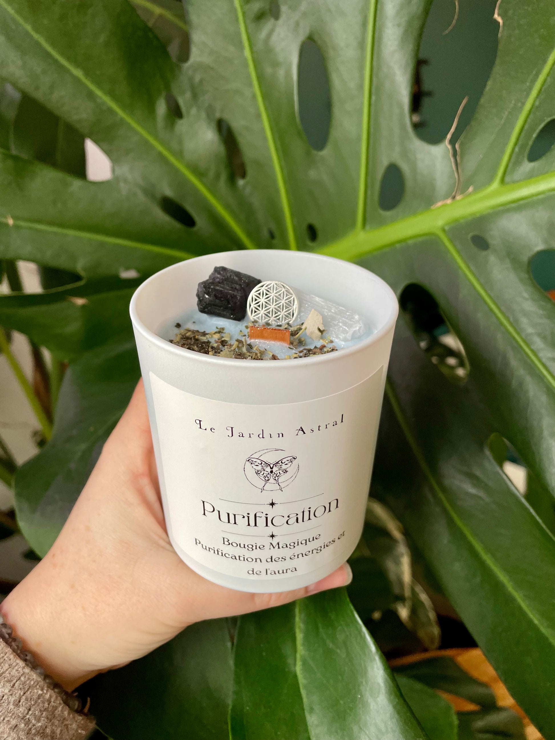 Cette bougie a été formulée en accord avec les correspondances associées à la purification des énergies et de l'aura.
