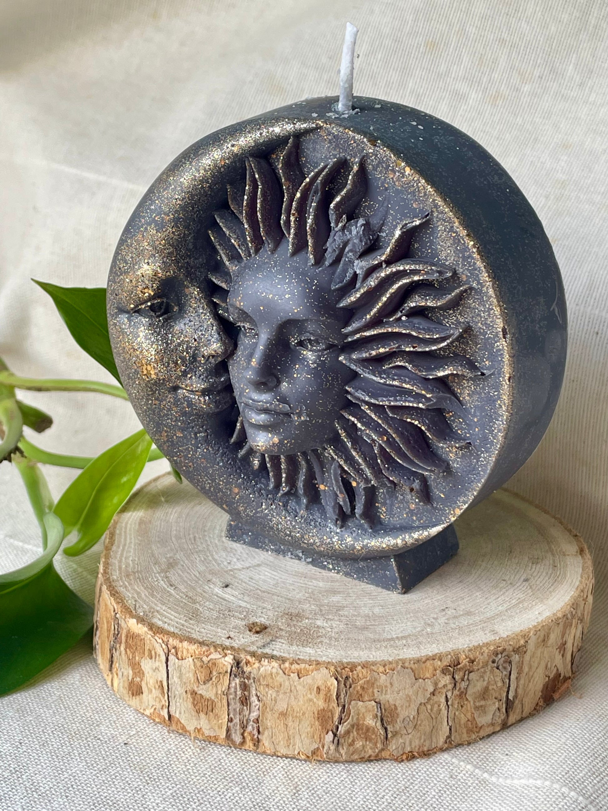 Bougie décorative Soleil Lune en cire paraffine - détail motif mystique