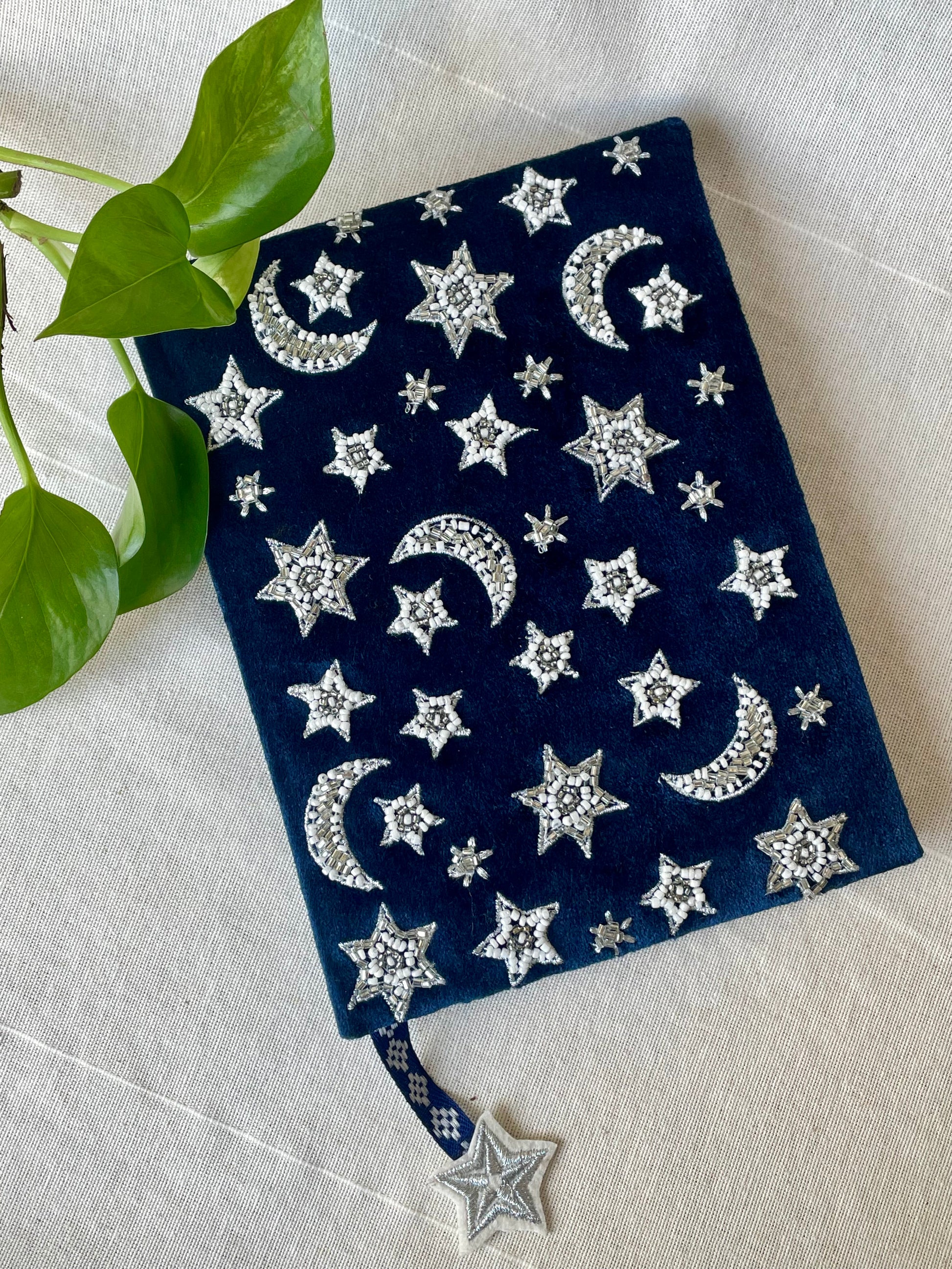 Carnet de notes velours nuit étoilée avec motifs lune et étoiles - couverture
