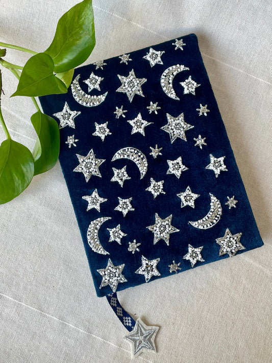 Carnet de notes velours nuit étoilée avec motifs lune et étoiles - couverture