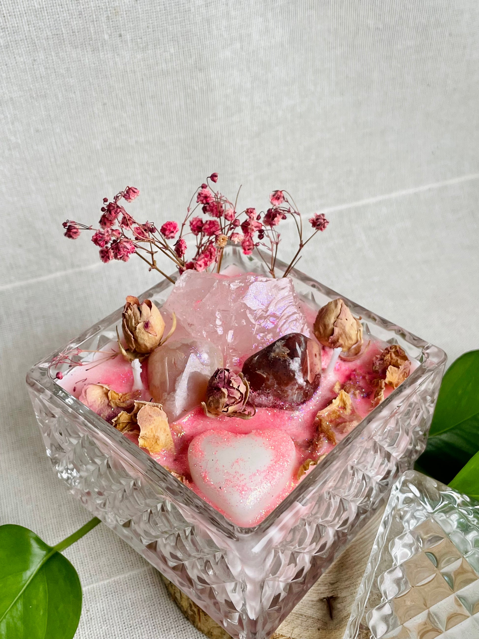 Détail de la bougie artisanale Reine de Cœur fabriquée en France
