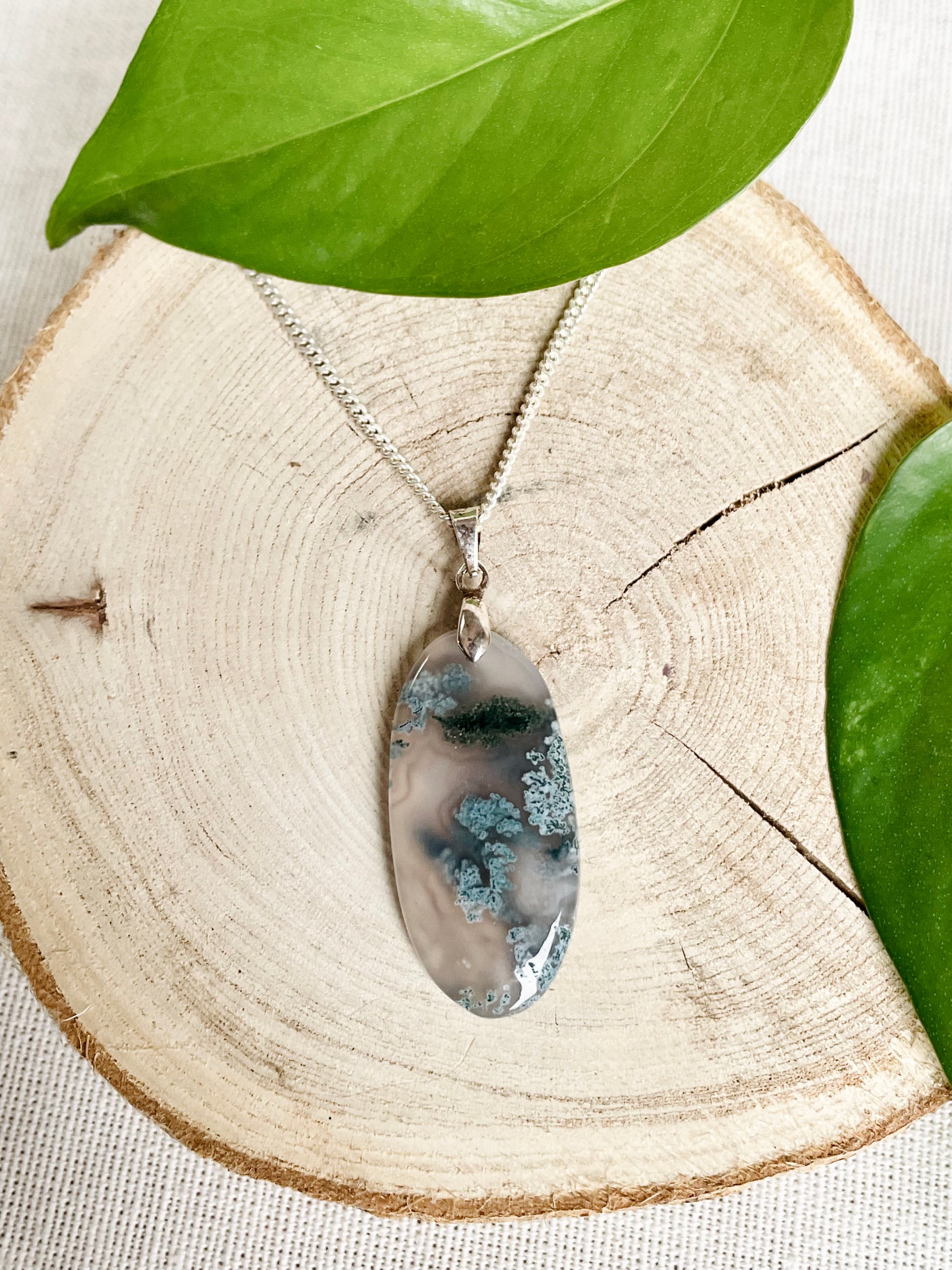 Détail de la pierre d'Agate Mousse - Motifs naturels verts et blancs