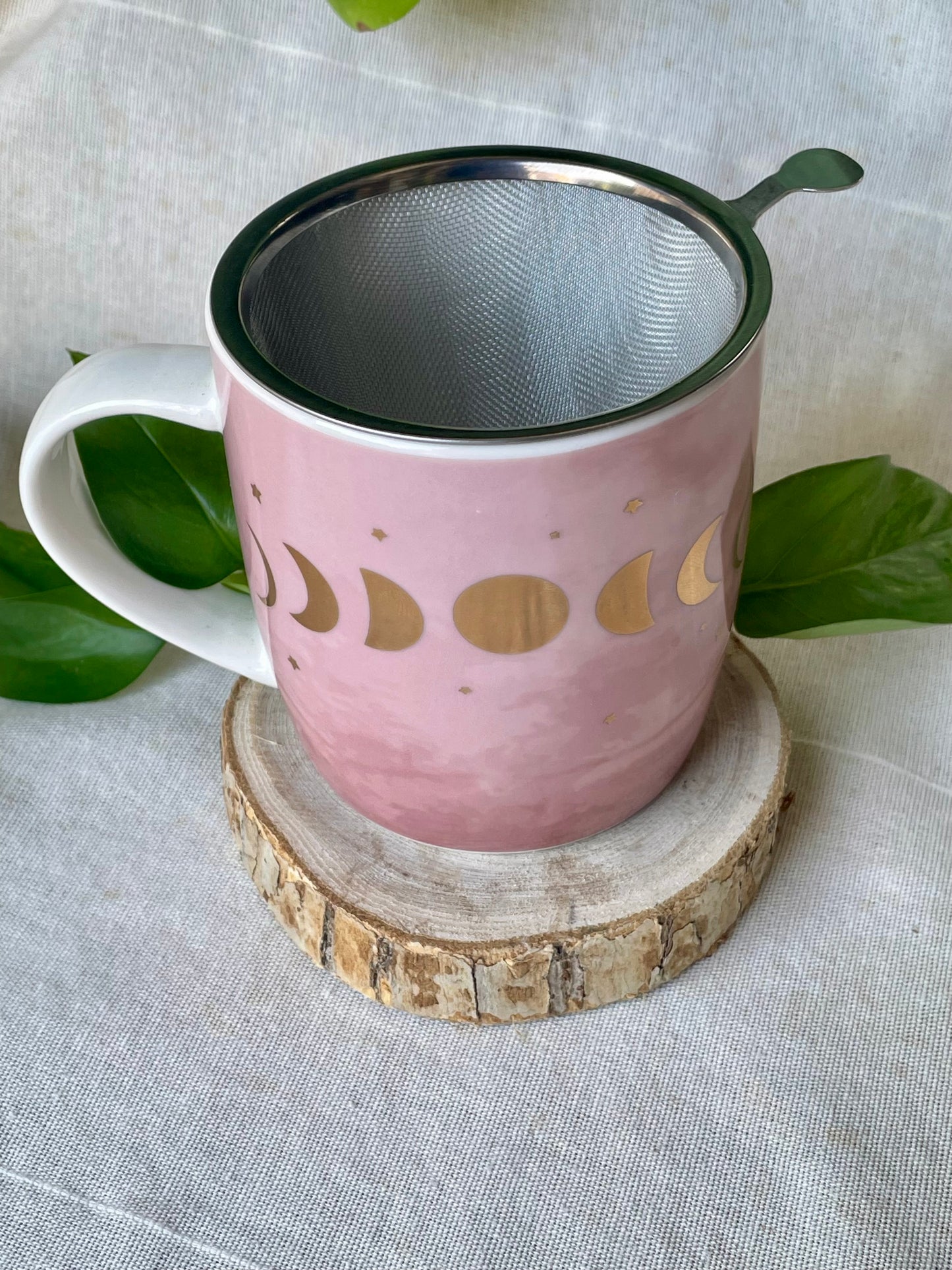 Détail de la tasse infuseur phases lunaires - gros plan sur les motifs roses représentant les cycles lunaires