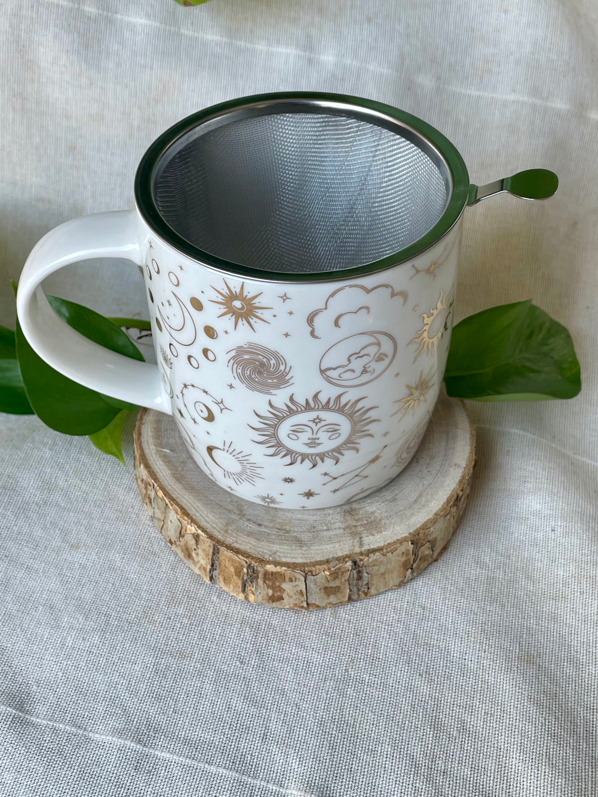 Détail du mug infuseur Soleil Lune - motifs astrologiques dorés et infuseur intégré